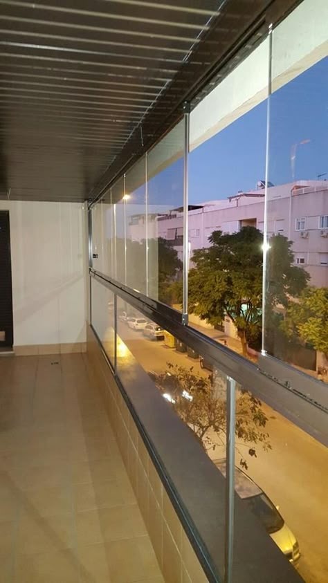 Envidraçamento de sacada com vidro temperado iluminado à noite