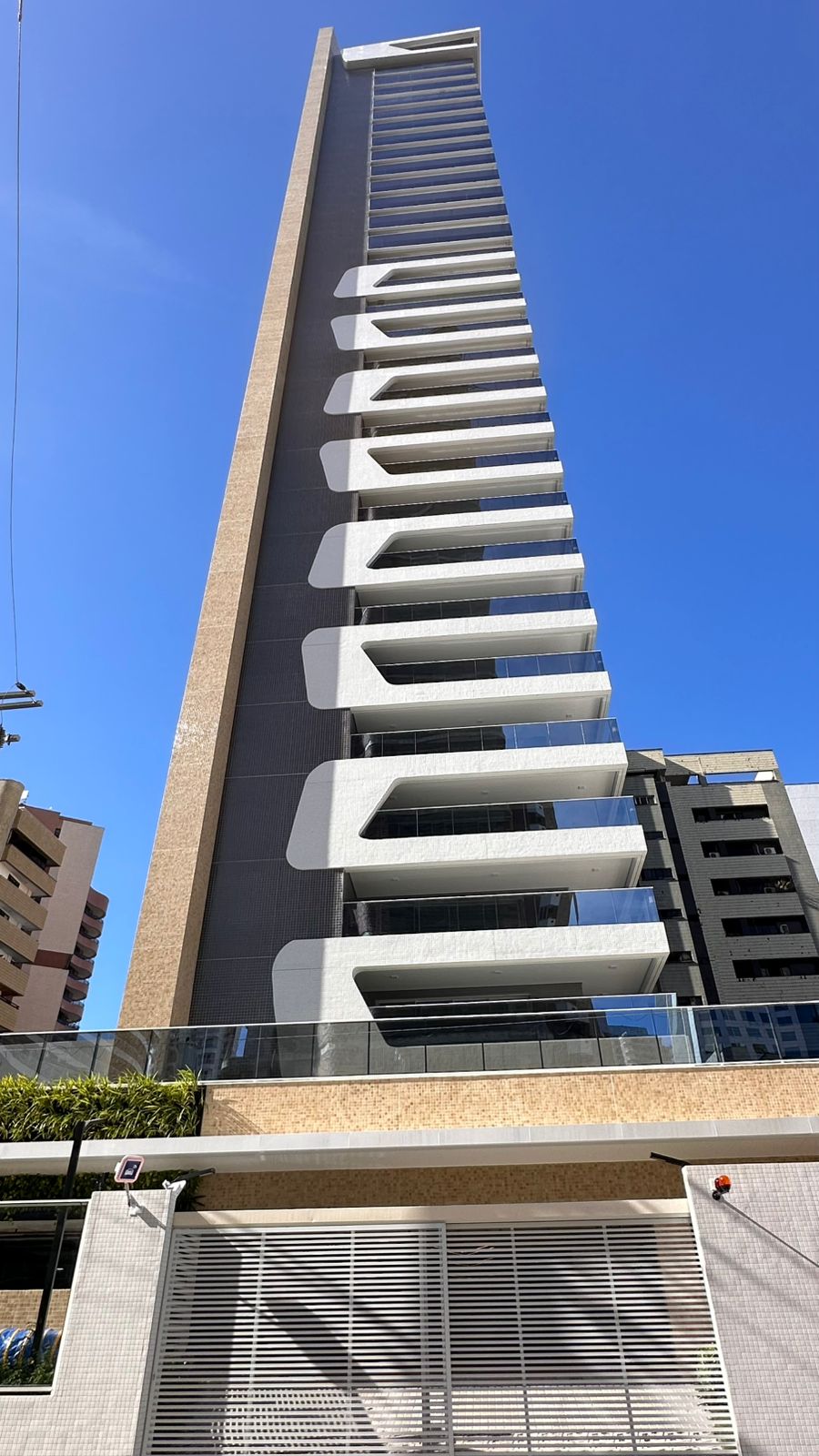 Edifício de alto padrão em Fortaleza com sacadas envidraçadas pela Tech