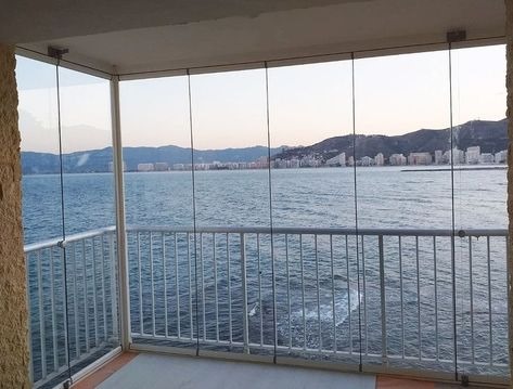 Sacada envidraçada com vista para o mar de Fortaleza